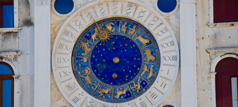 Sat ukrašen sa likovima različitih životnija i pojava sa plavom pozadinom