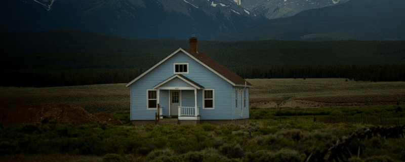 Kuća plave boje usred polja