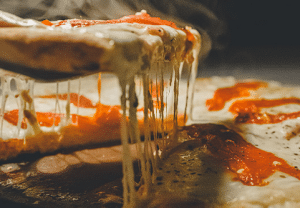 Pizza kojoj se topi sir