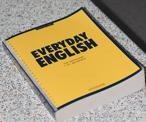 Knjiga žutih korica sa natpisom Everyday English