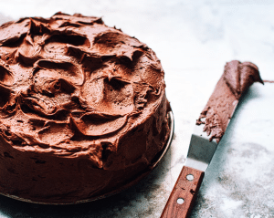 Čokoladna torta sa nožem pokraj torte