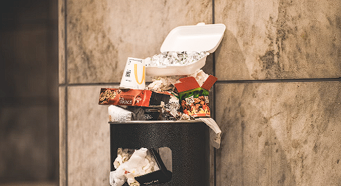 Kanta smeća sa otpadom hrane