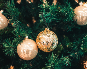 Božićno drvce sa ukrasima