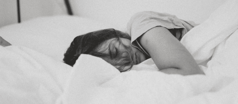 Žena koja spava u krevetu