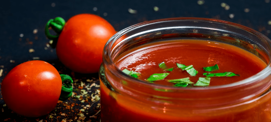 Kečap u zdjeli sa paradajzom pokraj