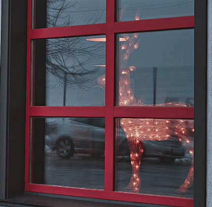 Crveni prozor sa umjetnim jelenom