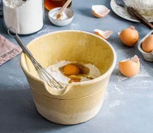 Jaja,brasno umućeni u zdjeli