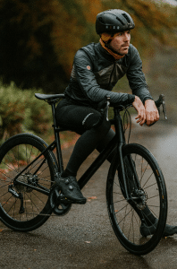 Čovjek sjedi na biciklu sa opremom