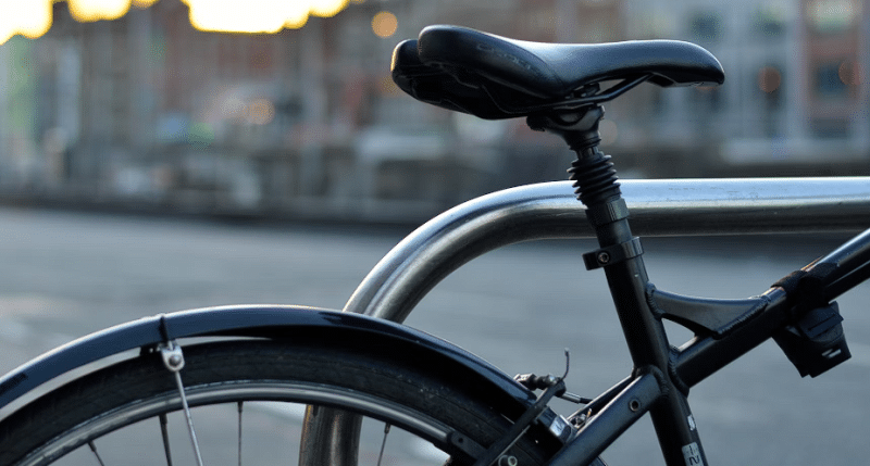 Crno biciklo usred grada