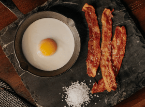 Jaje u tavi, sol i slanina