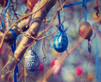 Uskrsno drvce sa ukrasima u obliku jaja