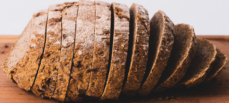 Smeđi narezani kruh