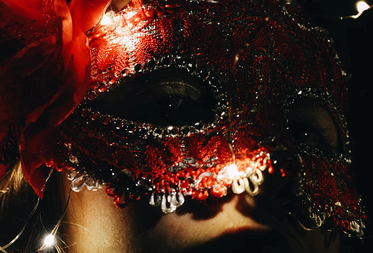 Osoba sa maskom na očima
