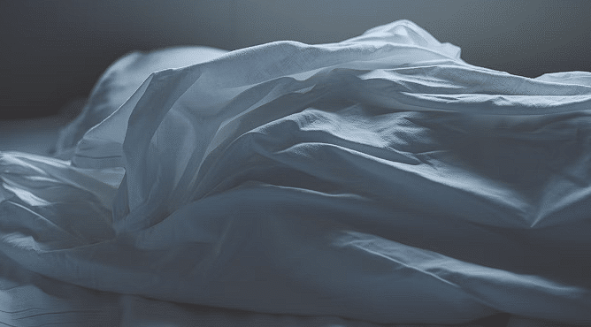 Bijeli prekrivač na krevetu