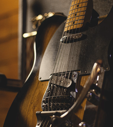 Gitara naslonjena na zid
