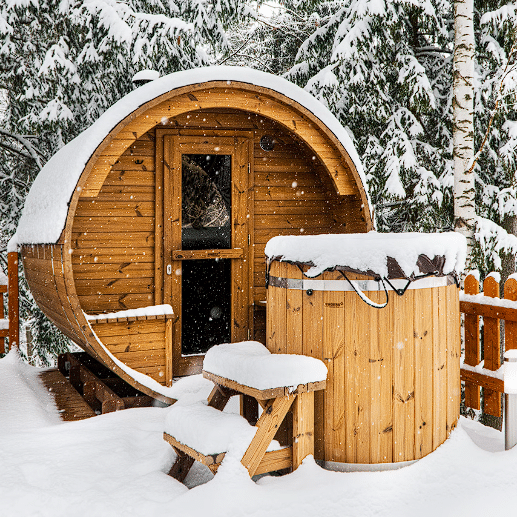 Drvena sauna prekrivena snijegom